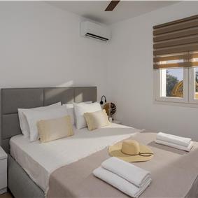 4 bedroom villa with pool by the sea, near Corfu town, sleeps 8